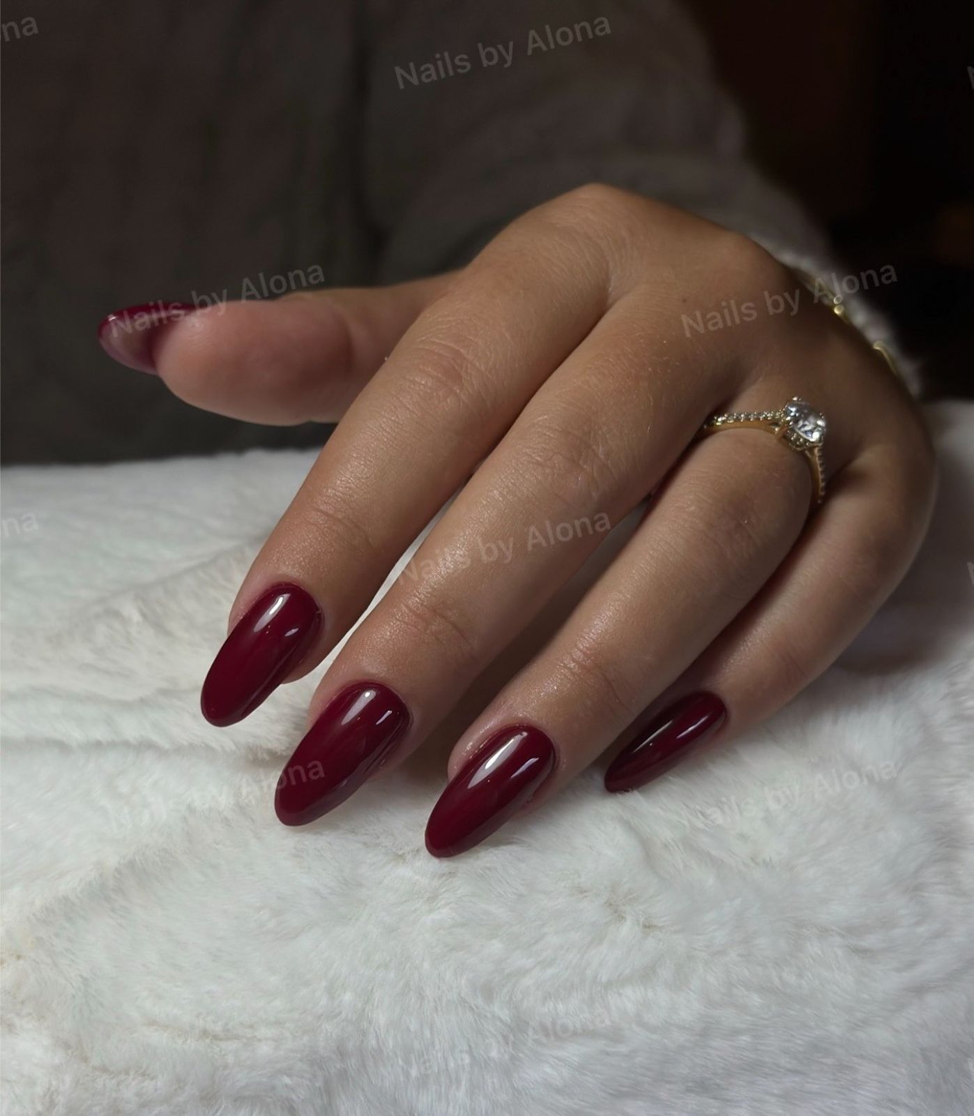 Lange amandelnagels in bordeaux op wit bont