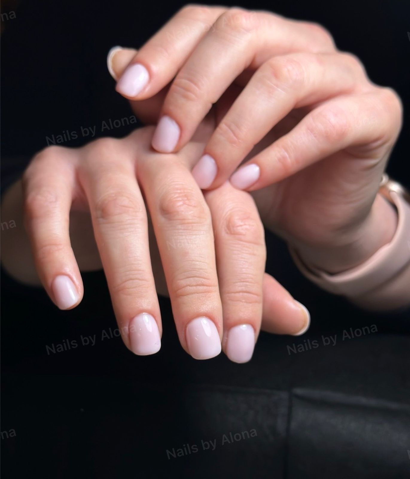 Korte nagels in lichtroze